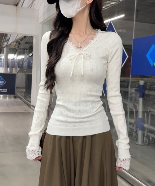 AMAJI(アマジ)の「レース切替 Vネック タイトサマーニット(ニット/セーター・レディース・ブラウン/グレー/ベージュ/ホワイト/ブラック・FREE)」の1枚目の写真