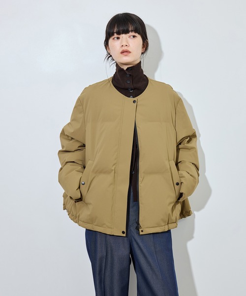 ADAM ET ROPE'(アダムエロペ)の「【サステナブル】コンバーティブルカラーショートダウン/撥水(ダウンジャケット/コート・レディース・ベージュ系その他/ブラック・FREE)」の3枚目の写真