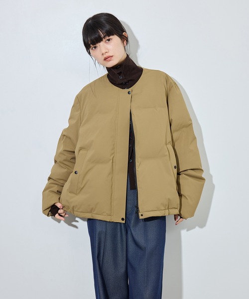 ADAM ET ROPE'(アダムエロペ)の「【サステナブル】コンバーティブルカラーショートダウン/撥水(ダウンジャケット/コート・レディース・ベージュ系その他/ブラック・FREE)」の14枚目の写真