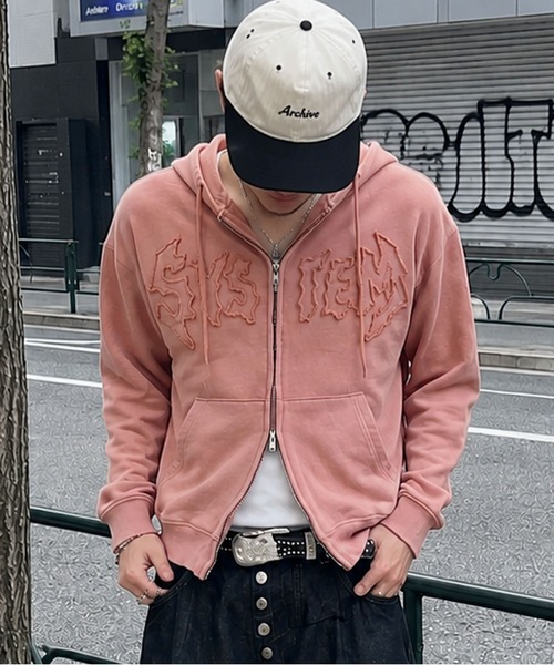 SPINNS(スピンズ)の「短丈ピグメントダブルジップパーカー/パッチワークロゴ/ユニセックス(パーカー・メンズ・ブラック/カーキ/ピンク/ブラウン・ONESIZE)」の1枚目の写真