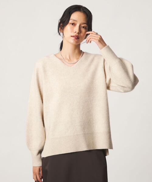 green label relaxing(グリーンレーベルリラクシング)の「FOXブレンド フォルム Vネック ニット(ニット/セーター・レディース・オフホワイト/ダークブラウン/ライトグレー/レッド/ライム・FREE)」の6枚目の写真