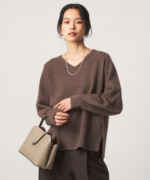 green label relaxing(グリーンレーベルリラクシング)の「FOXブレンド フォルム Vネック ニット(ニット/セーター・レディース・オフホワイト/ダークブラウン/ライトグレー/レッド/ライム・FREE)」の12枚目の写真