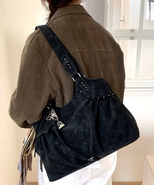 SHEENA(シーナ)の「チャーム付きミニスタッズギャザーショルダーバッグ(ショルダーバッグ・レディース・キャメル/ブラック/ブラウン・FREE)」の2枚目の写真
