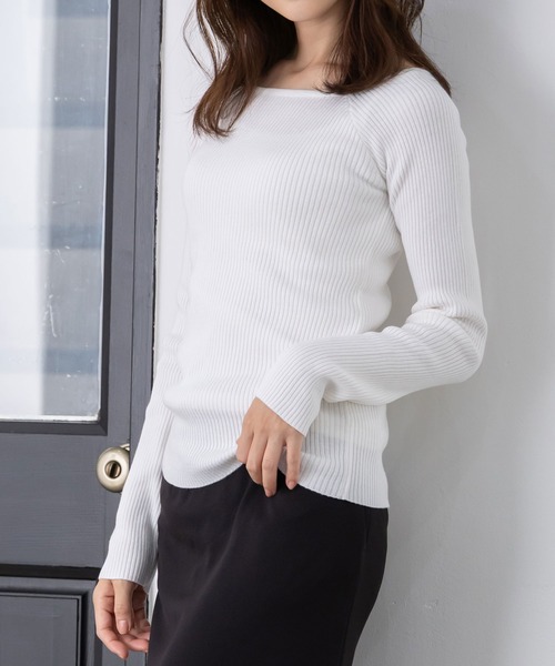 MAISONCOMFY （メゾンコンフィ）の「【ボートネックリブニット】クールさと上品さを兼ね備えたリブニット（ニット/セーター・レディース・グレー/ブラウン/オフホワイト/ブラック・FREE）」の2枚目の写真