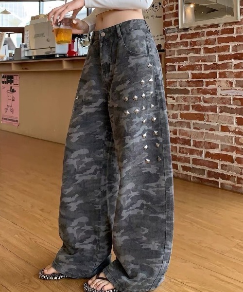 SHERU(シェル)の「スタッズデザイン 迷彩柄ワイドカーブデニムパンツ(デニムパンツ・レディース・カーキ・S/M/L)」の5枚目の写真