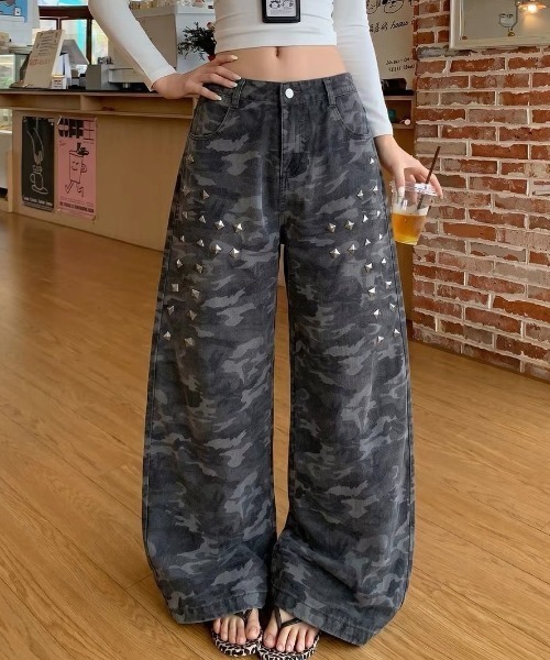 SHERU(シェル)の「スタッズデザイン 迷彩柄ワイドカーブデニムパンツ(デニムパンツ・レディース・カーキ・S/M/L)」の6枚目の写真