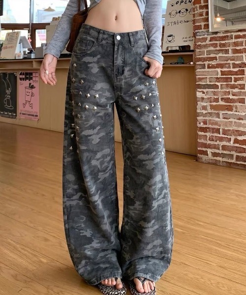 SHERU(シェル)の「スタッズデザイン 迷彩柄ワイドカーブデニムパンツ(デニムパンツ・レディース・カーキ・S/M/L)」の7枚目の写真