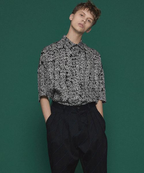 SHAREEF（シャリーフ）の「LETTERING PATTERN S/S SHIRTS（シャツ/ブラウス・メンズ・ブラック/オレンジ/モカ・1/2/3）」の2枚目の写真