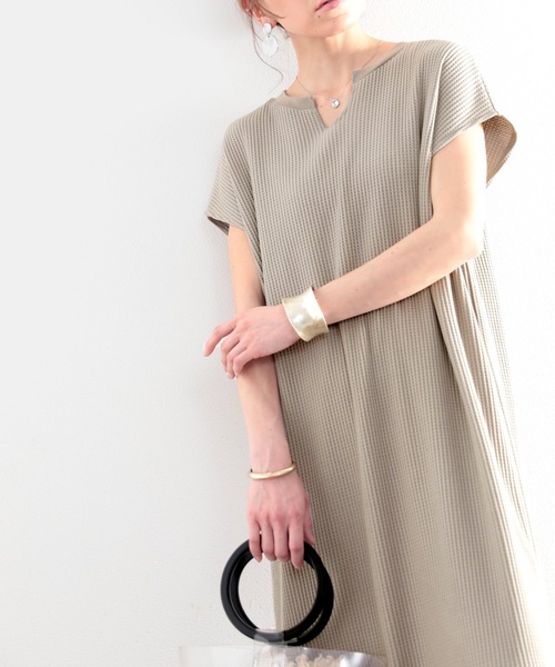classicalelf(クラシカルエルフ)の「さらり、こなれ感。サーマルキーネックマキシ丈ワンピース(ワンピース・レディース・ブラック/ホワイト/ベージュ/グレー/ブラウン/グレイッシュベージュ・MEDIUM/LARGE/X-LARGE)」の6枚目の写真