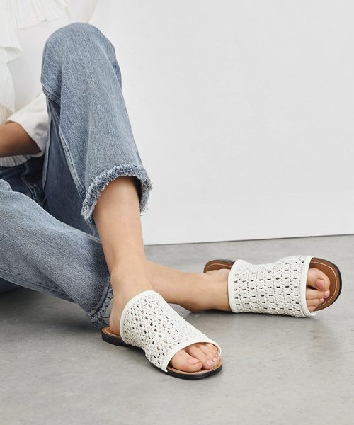 CHARLES & KEITH(チャールズ & キース)の「ウィッカーエスク スライダー / Wicker-esque Sliders(スリッポン・レディース・ホワイト/ブラック/ベビーピンク・22.5cm/23cm/23.5cm/24.5cm/25cm)」の4枚目の写真