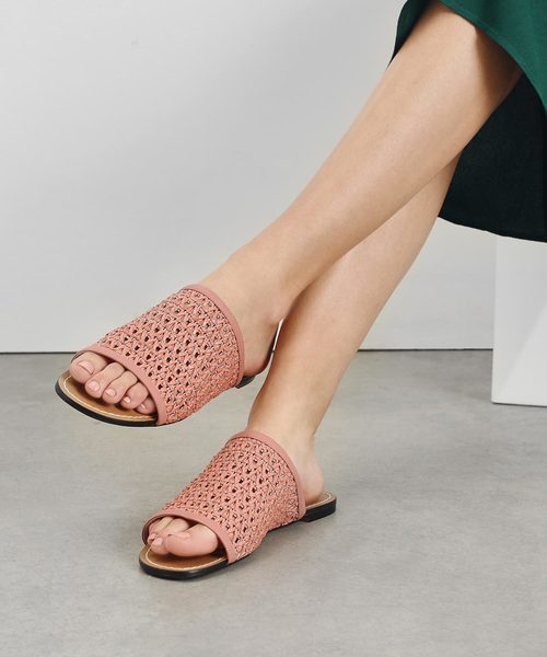 CHARLES & KEITH(チャールズ & キース)の「ウィッカーエスク スライダー / Wicker-esque Sliders(スリッポン・レディース・ホワイト/ブラック/ベビーピンク・22.5cm/23cm/23.5cm/24.5cm/25cm)」の16枚目の写真