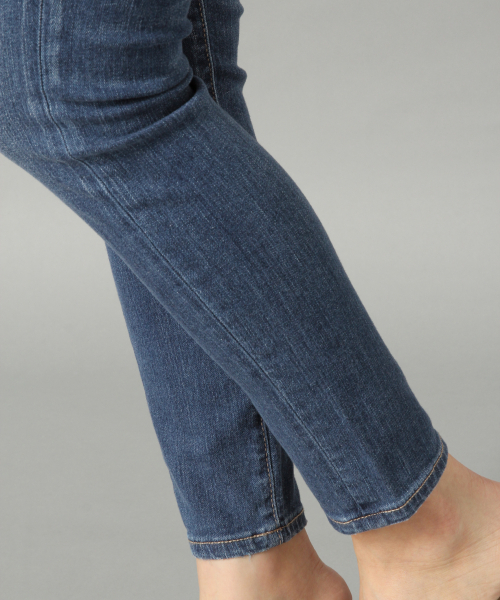 LOWRYS FARM（ローリーズファーム）の「ＩＣＥＣＡＦＥスキニーデニム　831898（デニムパンツ・レディース・ネイビー/ブルー・MEDIUM/SMALL/X-SMALL/LARGE）」の6枚目の写真