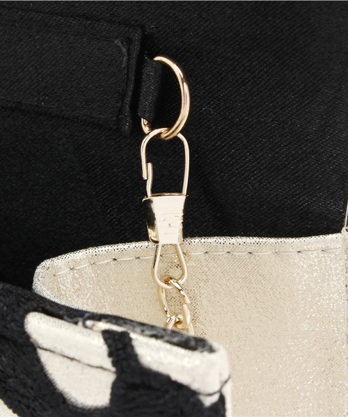 ROSE BUD（ローズバッド）の「(LL ACCESSORIES) B455J FLOWER MOTIEF CLUTCH BAG[結婚式＆パーティー]（クラッチバッグ・レディース・ブラック/ブルー・ONE SIZE）」の5枚目の写真