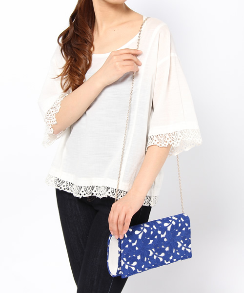 ROSE BUD（ローズバッド）の「(LL ACCESSORIES) B455J FLOWER MOTIEF CLUTCH BAG[結婚式＆パーティー]（クラッチバッグ・レディース・ブラック/ブルー・ONE SIZE）」の8枚目の写真