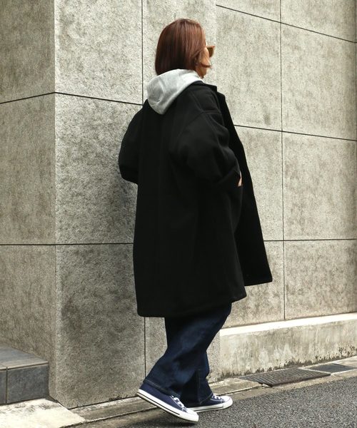 VENCEEXCHANGE（ヴァンスエクスチェンジ）の「【WEB限定サイズ】ビックシルエットミドルコート（チェスターコート・レディース・ブラック/ブラック系その他/ライトブラウン/ホワイト/ベージュ・MEDIUM/LARGE）」の6枚目の写真