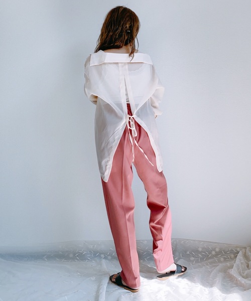 ap retro（アプレトロ）の「シャイニーバックスリットシャツ【ZOZO限定アイテム】（シャツ/ブラウス・レディース・ベージュ/パープル/ピンク/オフホワイト/グリーン/グレー・FREE）」の4枚目の写真