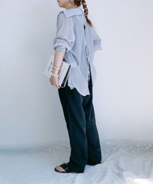 ap retro（アプレトロ）の「シャイニーバックスリットシャツ【ZOZO限定アイテム】（シャツ/ブラウス・レディース・ベージュ/パープル/ピンク/オフホワイト/グリーン/グレー・FREE）」の3枚目の写真