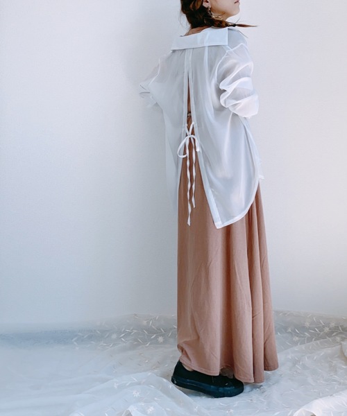 ap retro（アプレトロ）の「シャイニーバックスリットシャツ【ZOZO限定アイテム】（シャツ/ブラウス・レディース・ベージュ/パープル/ピンク/オフホワイト/グリーン/グレー・FREE）」の2枚目の写真