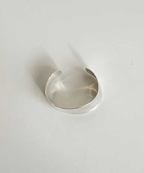 CANAL JEAN（キャナルジーン）の「Pt(ピーティー) UNEVENバングル（バングル/リストバンド・レディース・シルバー・ONE SIZE）」の2枚目の写真