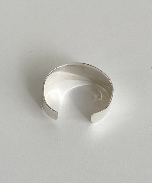 CANAL JEAN（キャナルジーン）の「Pt(ピーティー) UNEVENバングル（バングル/リストバンド・レディース・シルバー・ONE SIZE）」の4枚目の写真