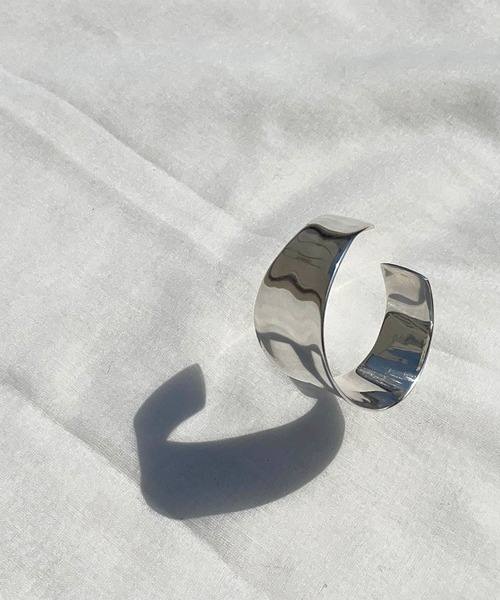 CANAL JEAN（キャナルジーン）の「Pt(ピーティー) UNEVENバングル（バングル/リストバンド・レディース・シルバー・ONE SIZE）」の3枚目の写真