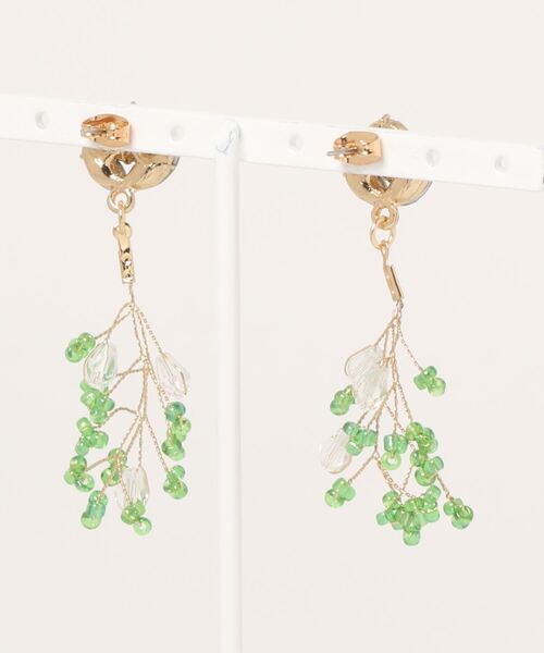 Chaco(チャコ)の「CHACO/ お花カットガラスと小枝のピアス(ピアス(両耳用)・レディース・ホワイト×グリーン・FREE)」の2枚目の写真