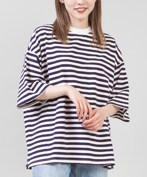 SPINNS（スピンズ）の「【ゆったりシルエット】10色展開 ボーダーリンガーTシャツ（Tシャツ/カットソー・レディース・ボルドー/ホワイト系その他/グレー系その他/グリーン系その他/ブルー系その他/イエロー系その他/レッド系その他/ホワイト系その他2/ホワイト系その他3/グリーン系その他2・ONESIZE）」の4枚目の写真