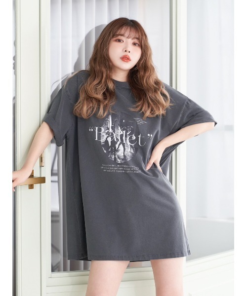 Darich(ダーリッチ)の「ballerinaグラフィックTシャツ(Tシャツ/カットソー・レディース・ホワイト/チャコールグレー/グレー・FREE)」の2枚目の写真