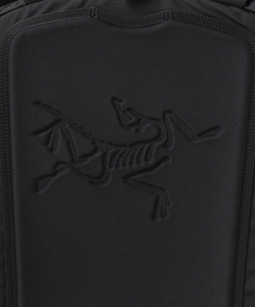 ARC'TERYX（アークテリクス）の「ARC'TERYX / Arro 20 Bucket Bag（トートバッグ・メンズ・ブラック・ONE SIZE）」の6枚目の写真