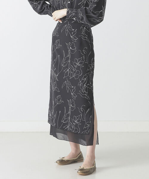 BEAMS LIGHTS(ビームスライツ)の「BEAMS LIGHTS / ドロー フラワー プリント Iライン スカート(スカート・レディース・オフホワイト/ブラック・36/38)」の1枚目の写真