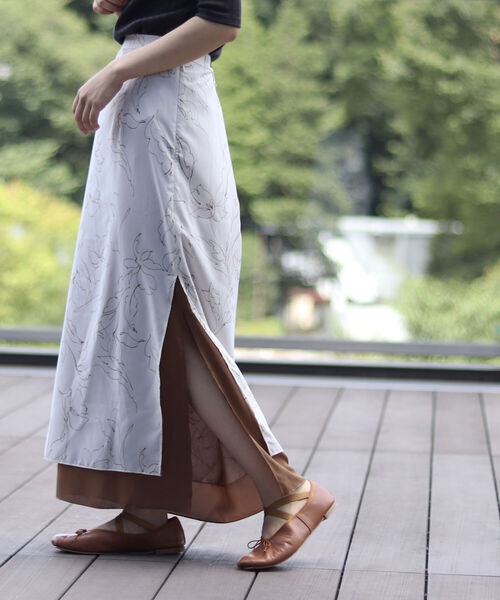 BEAMS LIGHTS(ビームスライツ)の「BEAMS LIGHTS / ドロー フラワー プリント Iライン スカート(スカート・レディース・オフホワイト/ブラック・36/38)」の6枚目の写真