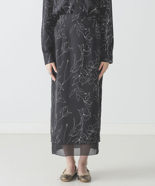 BEAMS LIGHTS(ビームスライツ)の「BEAMS LIGHTS / ドロー フラワー プリント Iライン スカート(スカート・レディース・オフホワイト/ブラック・36/38)」の4枚目の写真