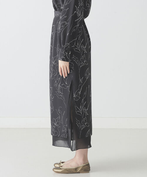 BEAMS LIGHTS(ビームスライツ)の「BEAMS LIGHTS / ドロー フラワー プリント Iライン スカート(スカート・レディース・オフホワイト/ブラック・36/38)」の8枚目の写真