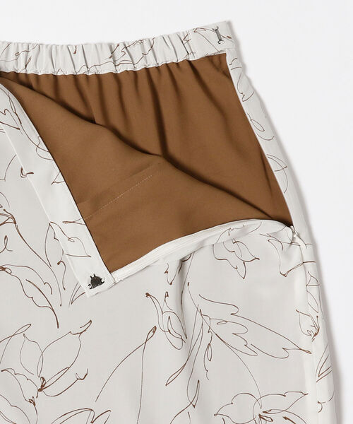 BEAMS LIGHTS(ビームスライツ)の「BEAMS LIGHTS / ドロー フラワー プリント Iライン スカート(スカート・レディース・オフホワイト/ブラック・36/38)」の13枚目の写真