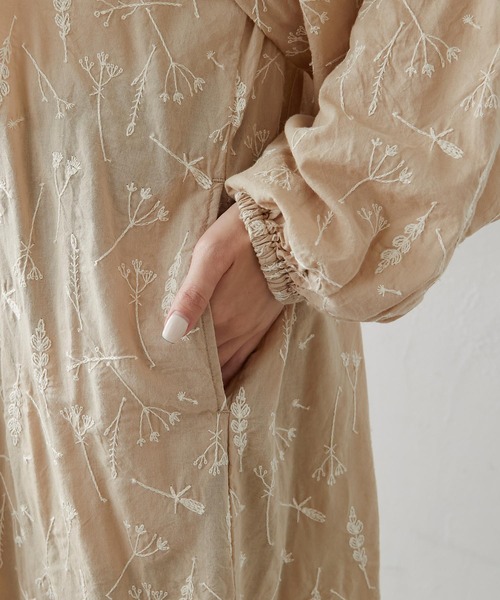 PUAL CE CIN（ピュアルセシン）の「ボタニカル刺繍後ろリボンワンピース（ワンピース・レディース・ベージュ/スミクロ・FREE）」の3枚目の写真