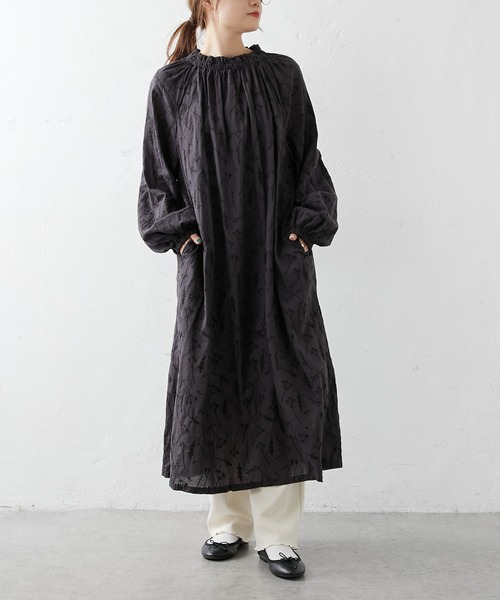 PUAL CE CIN（ピュアルセシン）の「ボタニカル刺繍後ろリボンワンピース（ワンピース・レディース・ベージュ/スミクロ・FREE）」の7枚目の写真