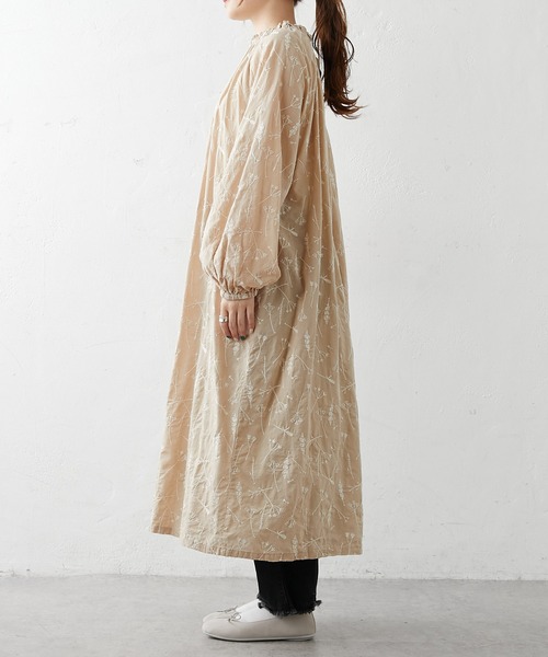 PUAL CE CIN（ピュアルセシン）の「ボタニカル刺繍後ろリボンワンピース（ワンピース・レディース・ベージュ/スミクロ・FREE）」の4枚目の写真