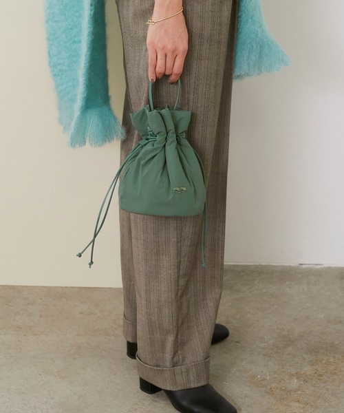 ROPE'（ロペ）の「ソフトパフドローストリング巾着バッグ（ハンドバッグ・レディース・ブラック/オレンジ/グリーン・FREE）」の3枚目の写真