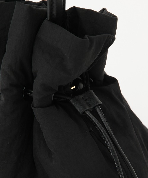 ROPE'（ロペ）の「ソフトパフドローストリング巾着バッグ（ハンドバッグ・レディース・ブラック/オレンジ/グリーン・FREE）」の4枚目の写真