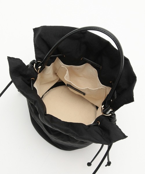 ROPE'（ロペ）の「ソフトパフドローストリング巾着バッグ（ハンドバッグ・レディース・ブラック/オレンジ/グリーン・FREE）」の8枚目の写真