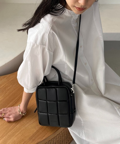 CAPRICIEUX LE'MAGE（カプリシューレマージュ）の「〈WEB限定〉パフブロッキングスクエアバッグ（ハンドバッグ・レディース・アイボリー/ブラック・FREE）」の2枚目の写真