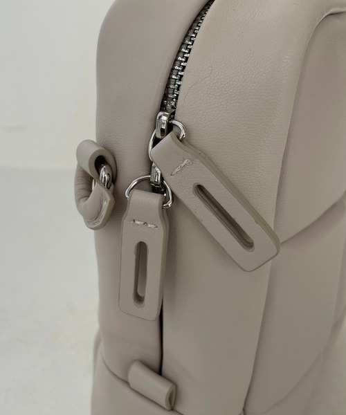 CAPRICIEUX LE'MAGE（カプリシューレマージュ）の「〈WEB限定〉パフブロッキングスクエアバッグ（ハンドバッグ・レディース・アイボリー/ブラック・FREE）」の6枚目の写真