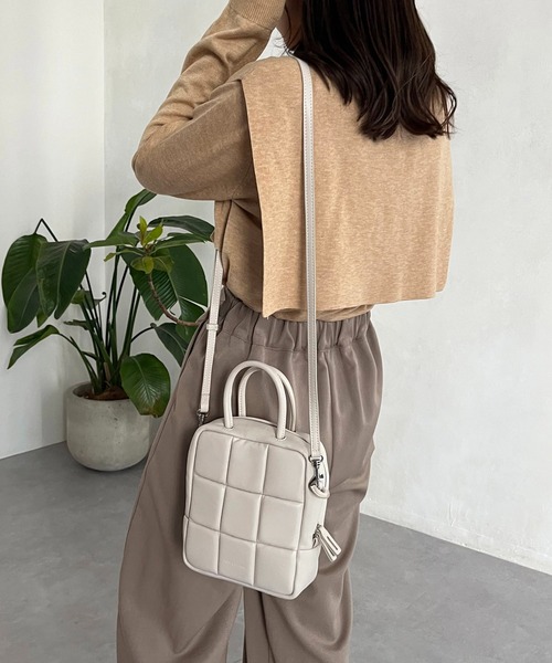 CAPRICIEUX LE'MAGE（カプリシューレマージュ）の「〈WEB限定〉パフブロッキングスクエアバッグ（ハンドバッグ・レディース・アイボリー/ブラック・FREE）」の16枚目の写真