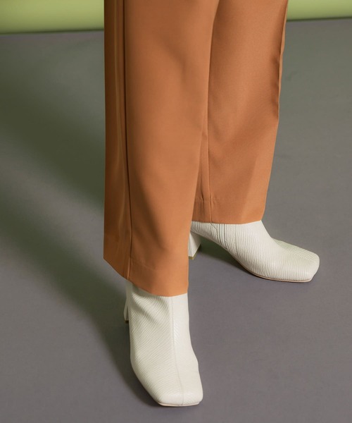 KBF（ケイビーエフ）の「エンボススクエアトゥストレッチブーツ（ブーツ・レディース・アイボリー/ブラック・36/37/38）」の2枚目の写真