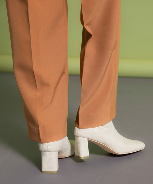 KBF（ケイビーエフ）の「エンボススクエアトゥストレッチブーツ（ブーツ・レディース・アイボリー/ブラック・36/37/38）」の3枚目の写真