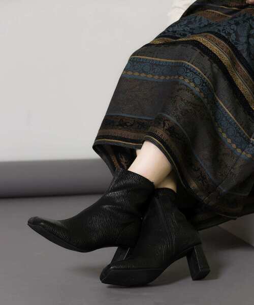 KBF（ケイビーエフ）の「エンボススクエアトゥストレッチブーツ（ブーツ・レディース・アイボリー/ブラック・36/37/38）」の4枚目の写真