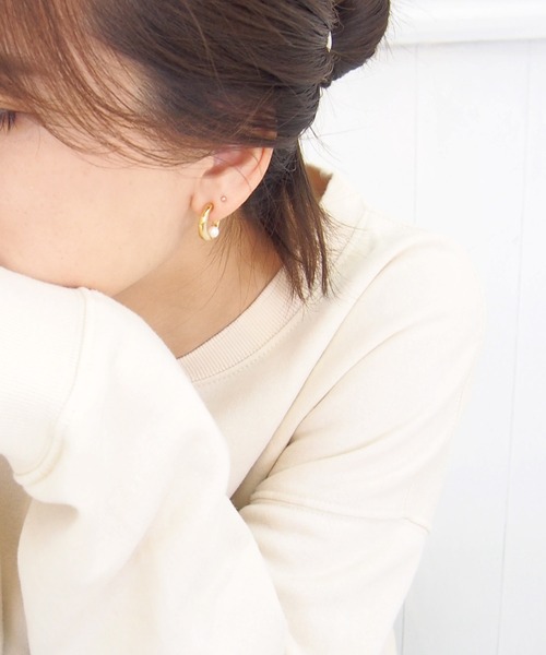 SALON（サロン）の「金具が目立たないミニパールフープイヤリング（イヤリング・レディース・ゴールド・FREE）」の3枚目の写真