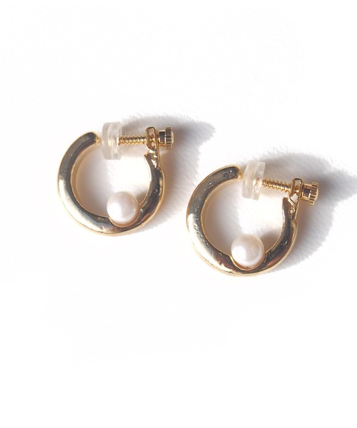 SALON（サロン）の「金具が目立たないミニパールフープイヤリング（イヤリング・レディース・ゴールド・FREE）」の5枚目の写真