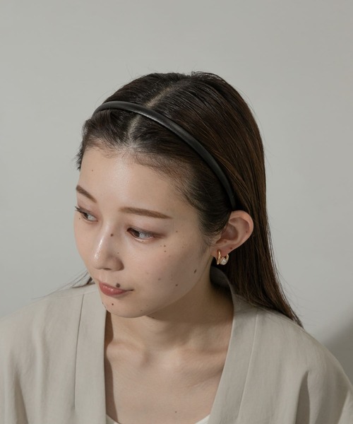 SMELLY(スメリー)の「プックリフェイクレザースリムカチューシャ(カチューシャ・レディース・ブラック/ブラウン・-)」の3枚目の写真