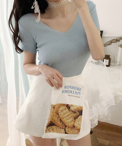 Jasmine Grandiflorum（ジャスミングランディフローラム）の「【Jasmine】シンプル無地Vネック半袖ニットトップス (SS) (EC)（ニット/セーター・レディース・ホワイト/オフホワイト/ブラック/ブラウン/ベージュ/グリーン/ブルー/ネイビー/ライトブルー/パープル/イエロー/レッド/オレンジ/ピンク・MEDIUM/LARGE/SMALL）」の9枚目の写真